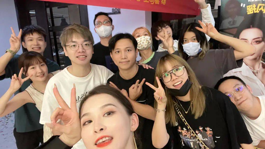 时长仅5秒，王七叶式“躲闪摇”如何风靡海内外互联网？