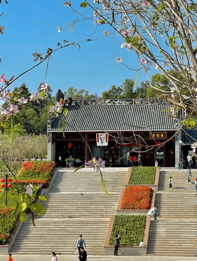 麦当劳喜变“麦当牢”!纯狱风设计,万人围观,堪称快餐建筑界“整活王”!网友:疯狂星期寺都没你狠!