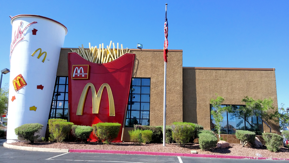 麦当劳喜变“麦当牢”!纯狱风设计,万人围观,堪称快餐建筑界“整活王”!网友:疯狂星期寺都没你狠!