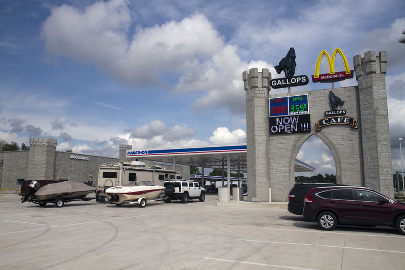 麦当劳喜变“麦当牢”!纯狱风设计,万人围观,堪称快餐建筑界“整活王”!网友:疯狂星期寺都没你狠!