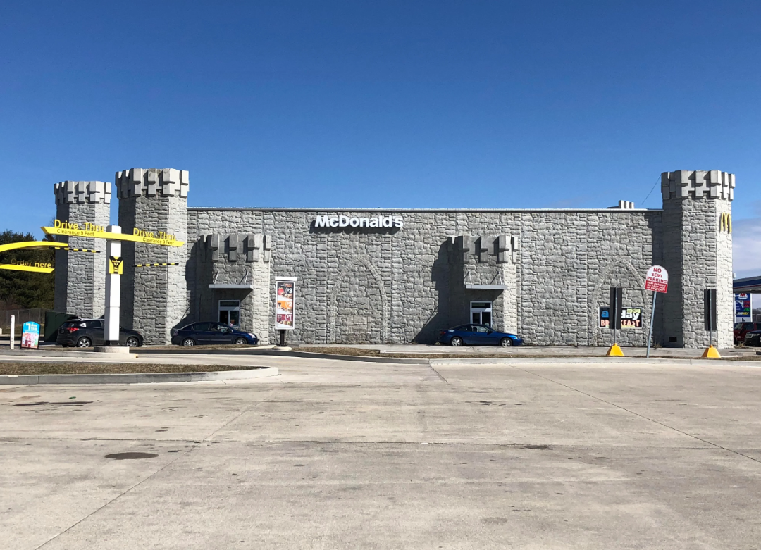 麦当劳喜变“麦当牢”!纯狱风设计,万人围观,堪称快餐建筑界“整活王”!网友:疯狂星期寺都没你狠!