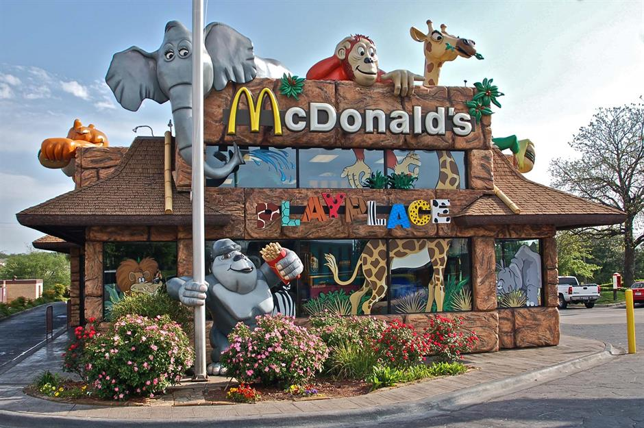 麦当劳喜变“麦当牢”!纯狱风设计,万人围观,堪称快餐建筑界“整活王”!网友:疯狂星期寺都没你狠!