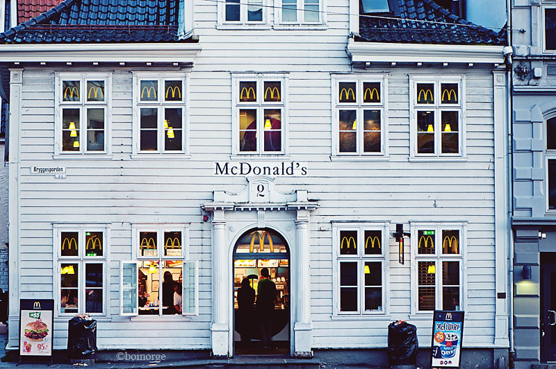 麦当劳喜变“麦当牢”!纯狱风设计,万人围观,堪称快餐建筑界“整活王”!网友:疯狂星期寺都没你狠!