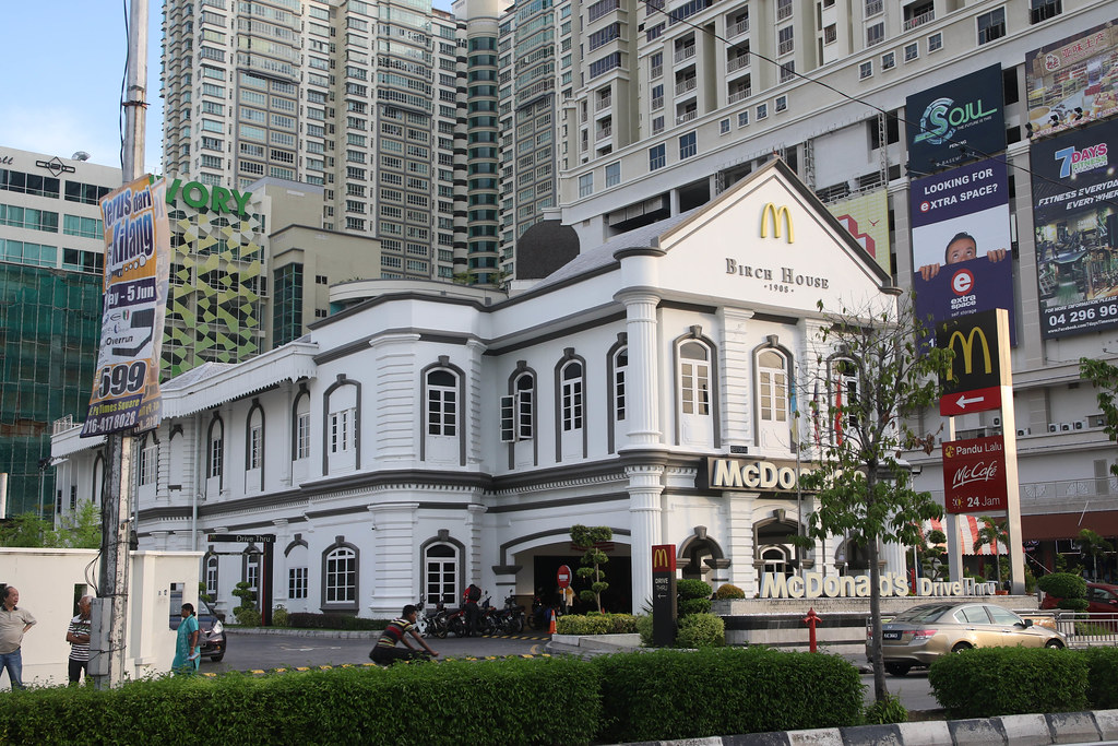 麦当劳喜变“麦当牢”!纯狱风设计,万人围观,堪称快餐建筑界“整活王”!网友:疯狂星期寺都没你狠!