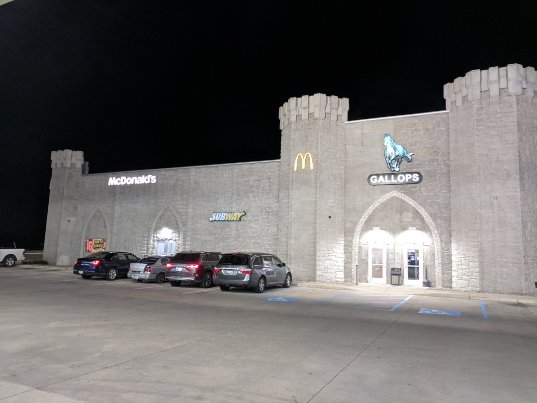 麦当劳喜变“麦当牢”!纯狱风设计,万人围观,堪称快餐建筑界“整活王”!网友:疯狂星期寺都没你狠!