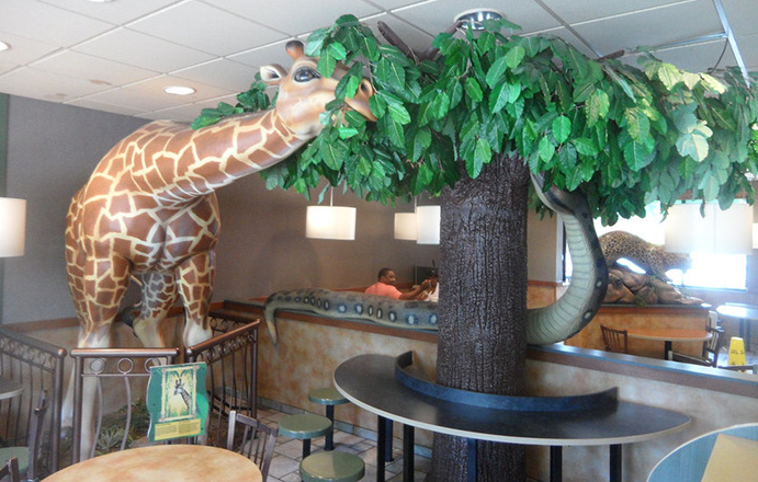 麦当劳喜变“麦当牢”!纯狱风设计,万人围观,堪称快餐建筑界“整活王”!网友:疯狂星期寺都没你狠!