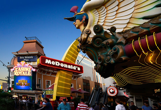 麦当劳喜变“麦当牢”!纯狱风设计,万人围观,堪称快餐建筑界“整活王”!网友:疯狂星期寺都没你狠!