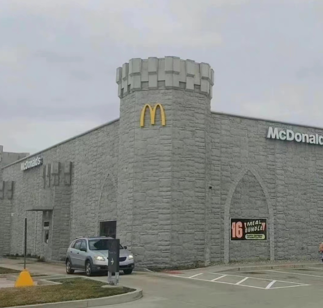 麦当劳喜变“麦当牢”!纯狱风设计,万人围观,堪称快餐建筑界“整活王”!网友:疯狂星期寺都没你狠!