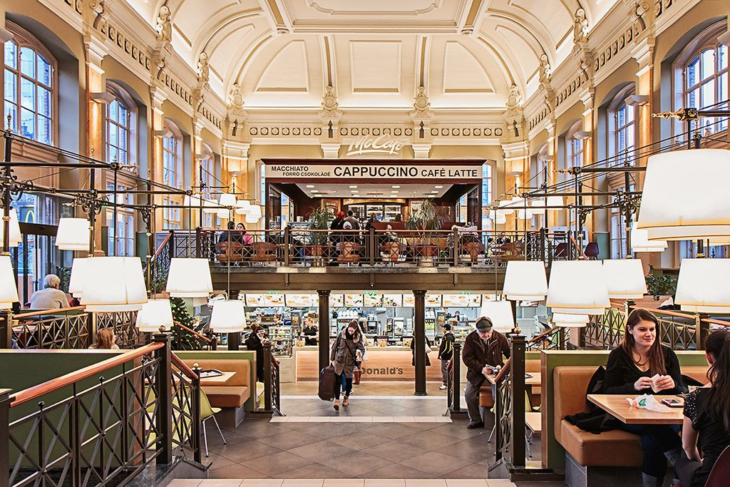 麦当劳喜变“麦当牢”!纯狱风设计,万人围观,堪称快餐建筑界“整活王”!网友:疯狂星期寺都没你狠!