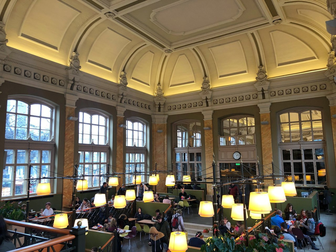 麦当劳喜变“麦当牢”!纯狱风设计,万人围观,堪称快餐建筑界“整活王”!网友:疯狂星期寺都没你狠!