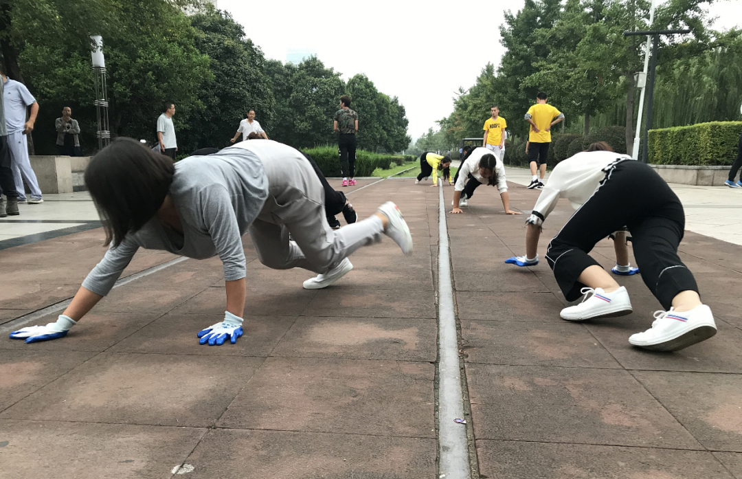 爬行成风潮，大学生迷惑行为大赏