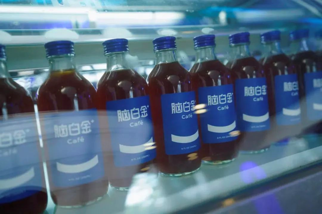 脑白金要卖咖啡了！蓝白色设计像药瓶，疑似“大翻车”？年轻网友：当我大冤种？