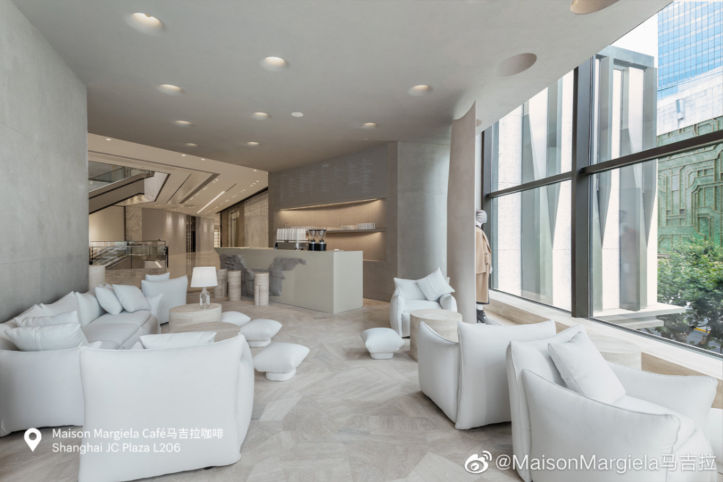 开咖啡店、开电影院，这还是那个“反营销”的Maison Margiela吗？
