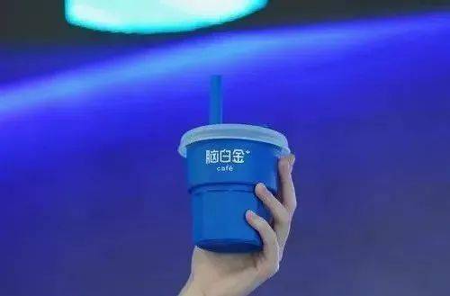脑白金要卖咖啡了！蓝白色设计像药瓶，疑似“大翻车”？年轻网友：当我大冤种？