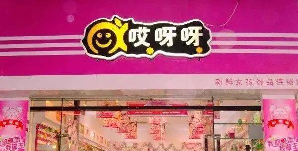 “奈雪的茶”换新LOGO，把自己改成了山寨店？字体太丑，名字拗口，毫无新意！网友：怎么瞬间变“土”了？