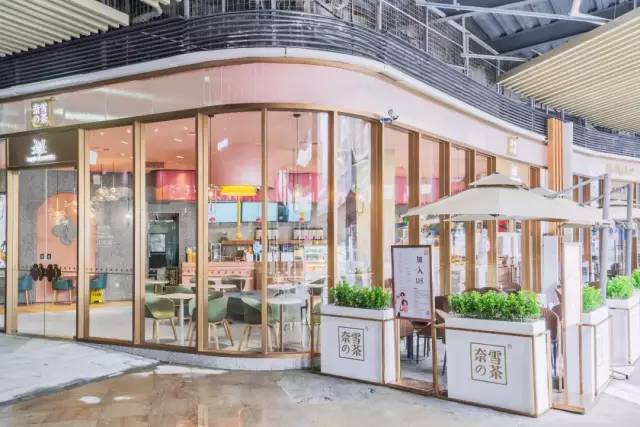 “奈雪的茶”换新LOGO，把自己改成了山寨店？字体太丑，名字拗口，毫无新意！网友：怎么瞬间变“土”了？
