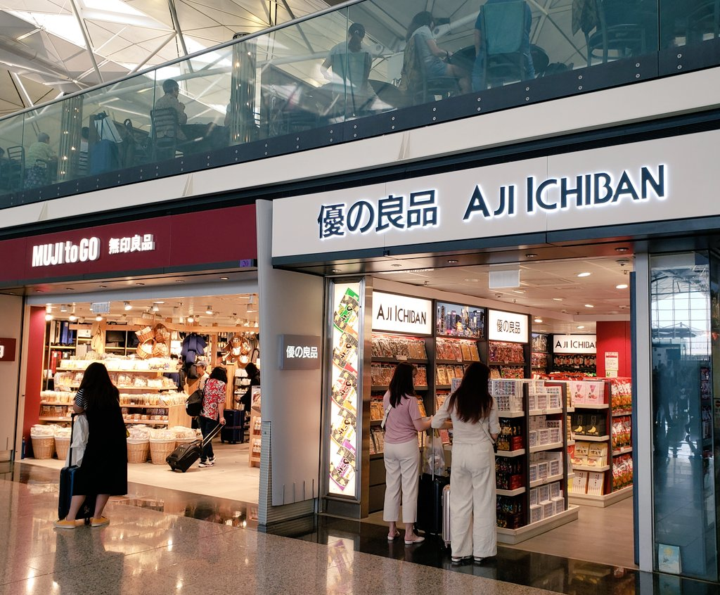 “奈雪的茶”换新LOGO，把自己改成了山寨店？字体太丑，名字拗口，毫无新意！网友：怎么瞬间变“土”了？