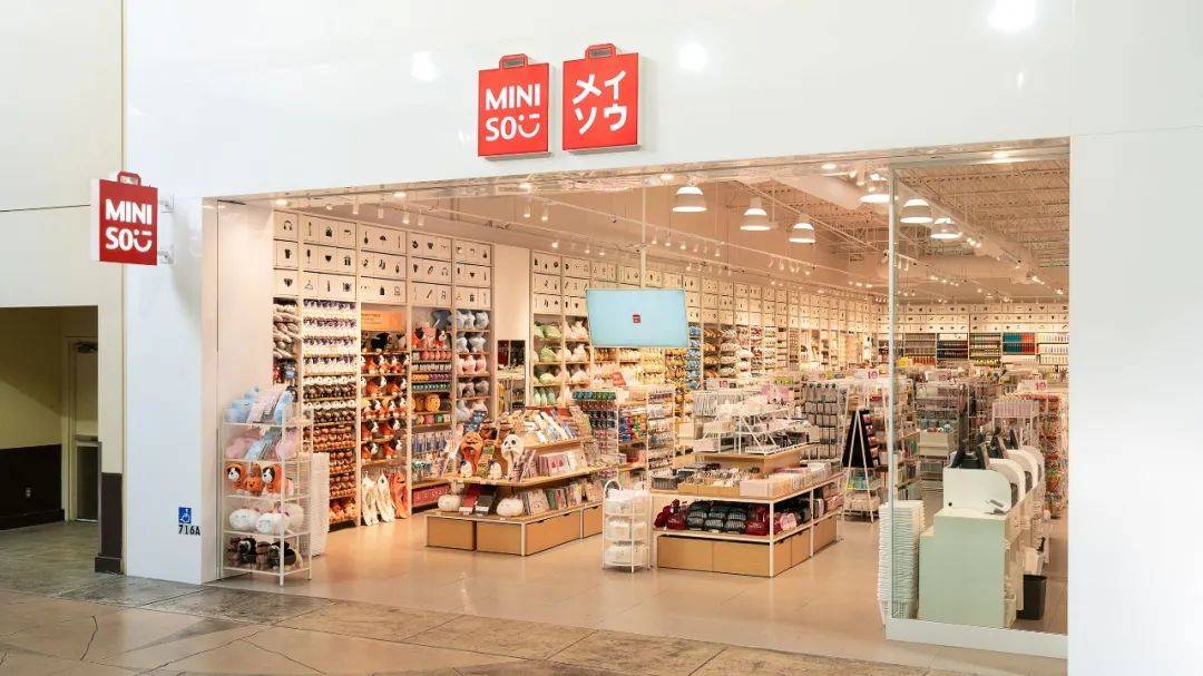 “奈雪的茶”换新LOGO，把自己改成了山寨店？字体太丑，名字拗口，毫无新意！网友：怎么瞬间变“土”了？