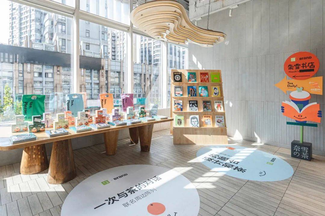 “奈雪的茶”换新LOGO,把自己改成了山寨店?字体太丑,名字拗口,毫无新意!网友:怎么瞬间变“土”了?