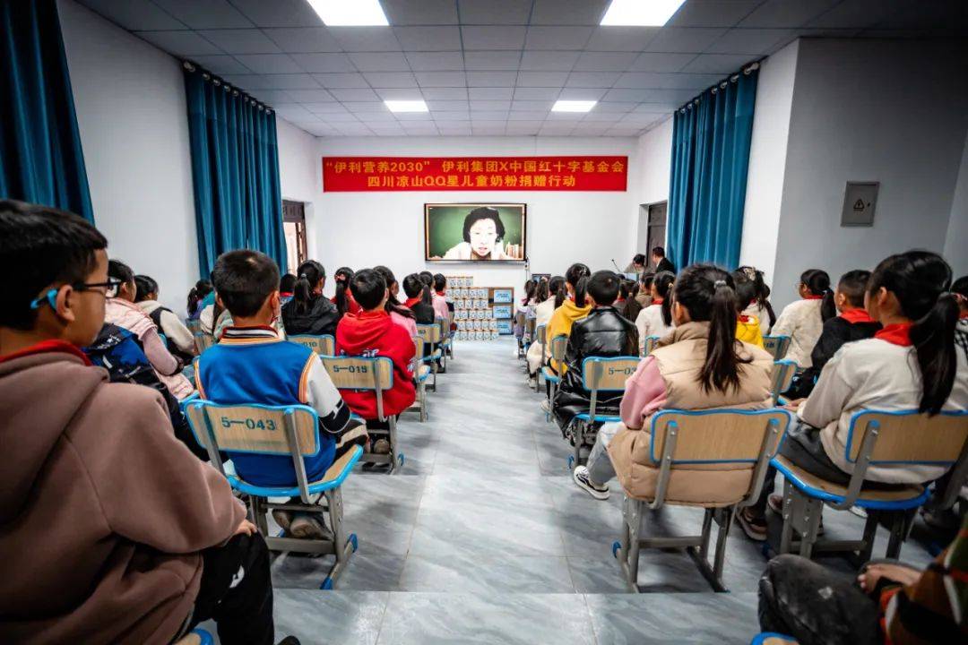 “成长营养+专业技能”双向赋能，QQ星奶粉筑起公益新标杆