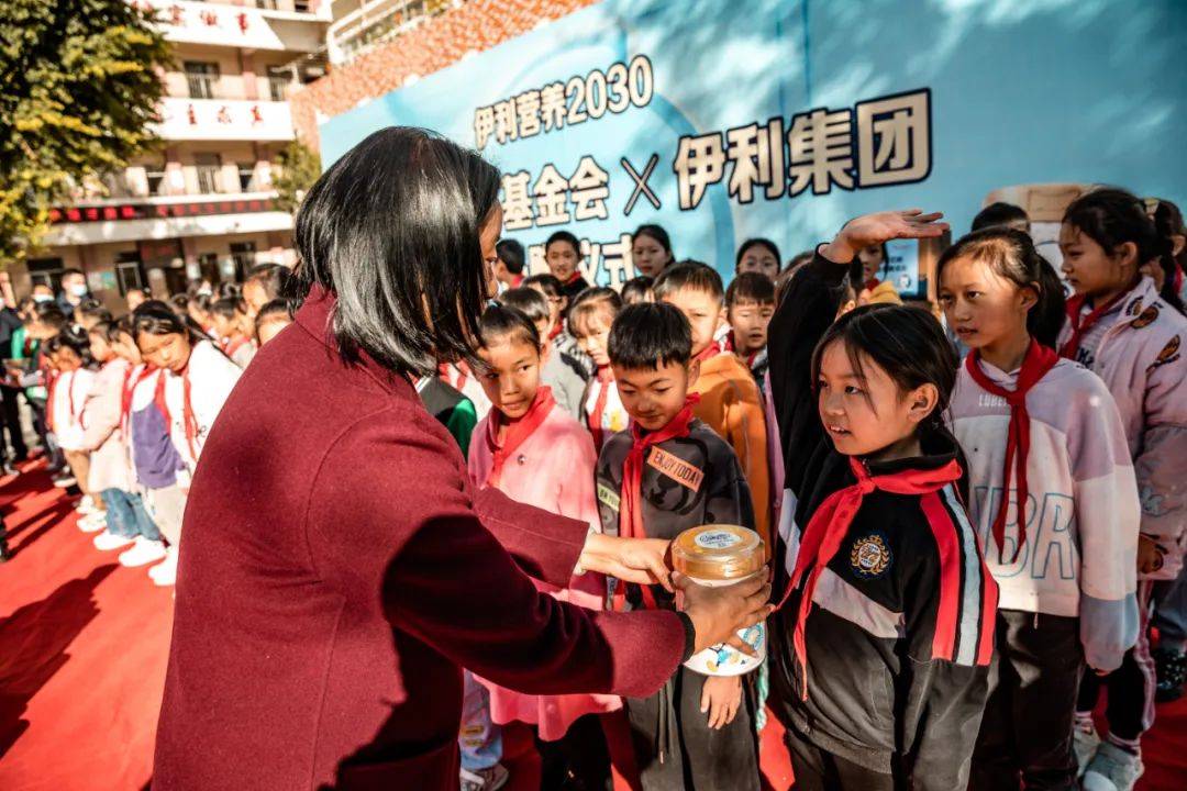 “成长营养+专业技能”双向赋能，QQ星奶粉筑起公益新标杆