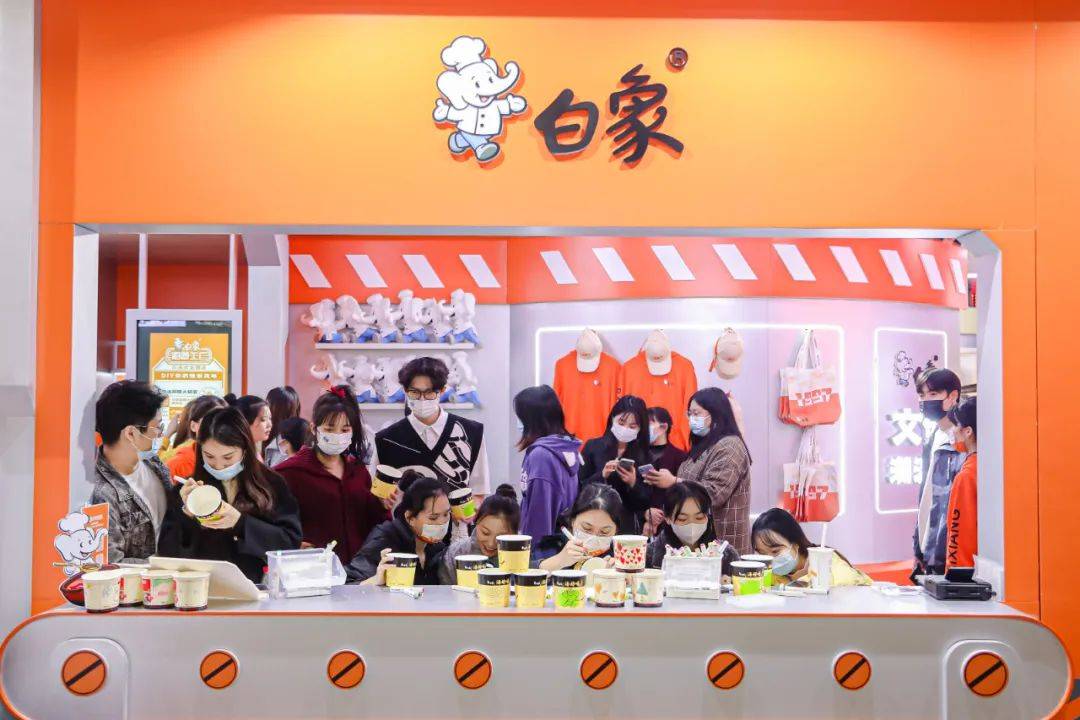 品牌都在琢磨的「年轻化」，白象凭借「泡面工厂沉浸式主题店」把格局打开了