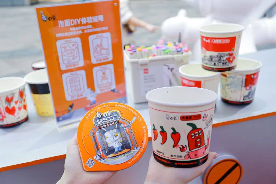 品牌都在琢磨的「年轻化」，白象凭借「泡面工厂沉浸式主题店」把格局打开了