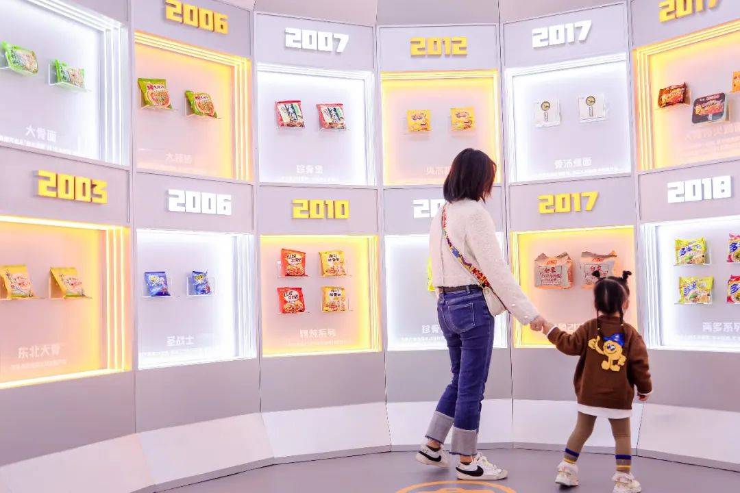 品牌都在琢磨的「年轻化」，白象凭借「泡面工厂沉浸式主题店」把格局打开了