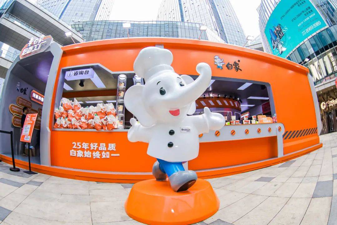 品牌都在琢磨的「年轻化」，白象凭借「泡面工厂沉浸式主题店」把格局打开了