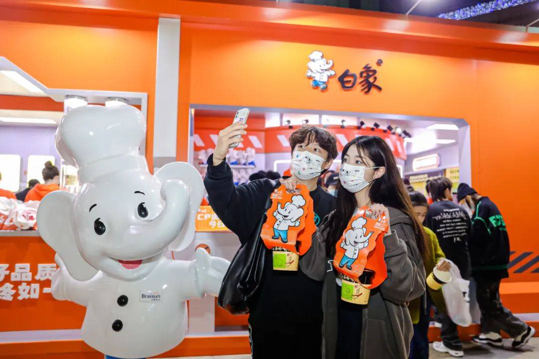 品牌都在琢磨的「年轻化」，白象凭借「泡面工厂沉浸式主题店」把格局打开了