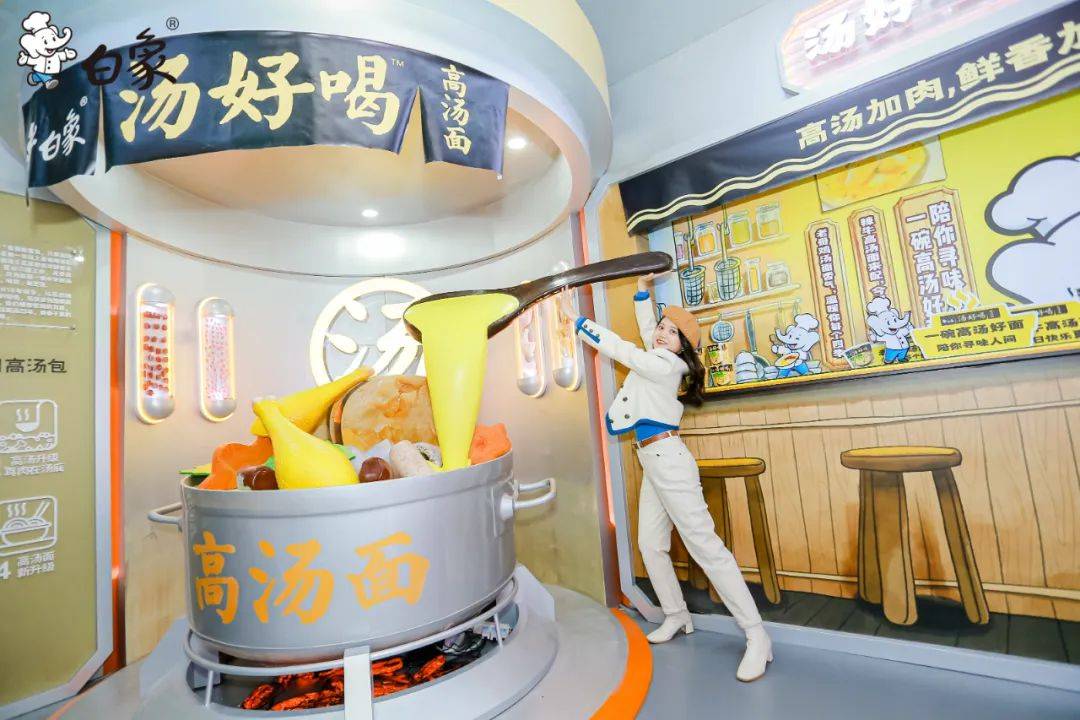 品牌都在琢磨的「年轻化」，白象凭借「泡面工厂沉浸式主题店」把格局打开了