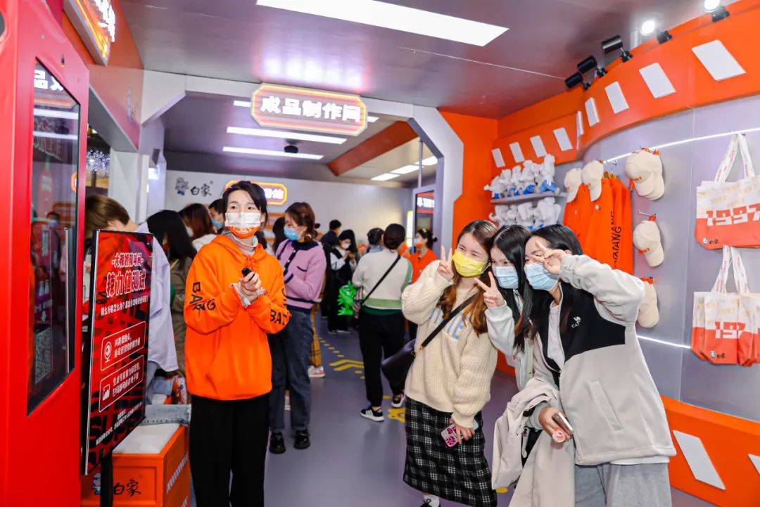 品牌都在琢磨的「年轻化」，白象凭借「泡面工厂沉浸式主题店」把格局打开了