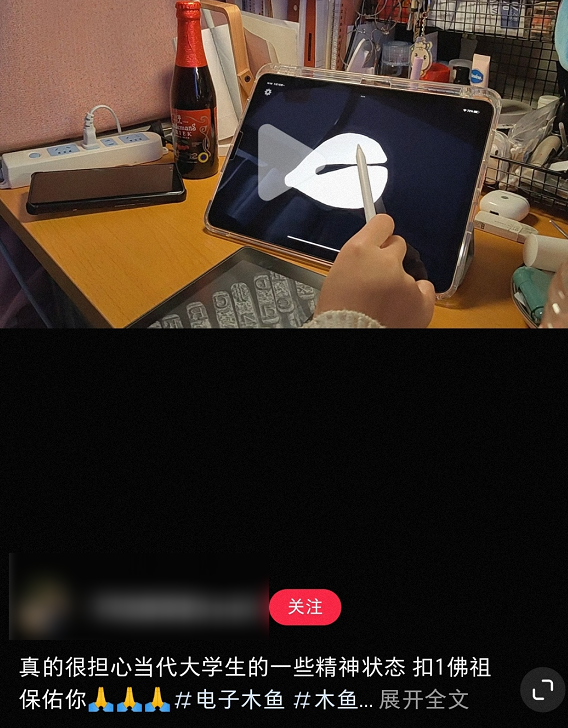 靠“爬行”在小红书获赞数万，这届年轻人发起疯来也太迷惑了……