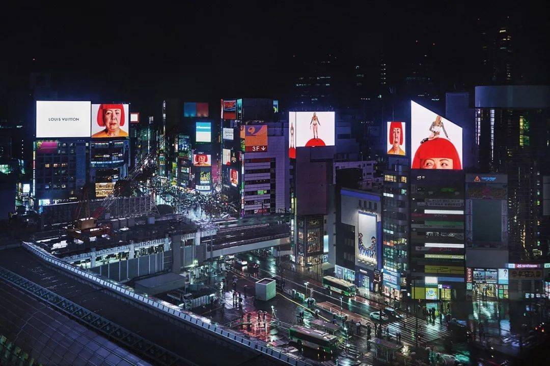 时隔10年！“LV X 草间弥生”又杀回来了！连东京塔都变成了“波点塔”！网友：阵仗确实大，但密恐麻了！
