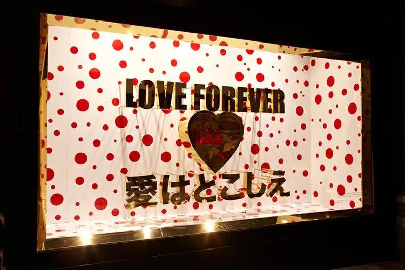 时隔10年！“LV X 草间弥生”又杀回来了！连东京塔都变成了“波点塔”！网友：阵仗确实大，但密恐麻了！