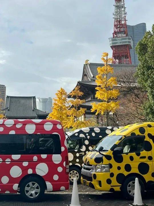 时隔10年！“LV X 草间弥生”又杀回来了！连东京塔都变成了“波点塔”！网友：阵仗确实大，但密恐麻了！