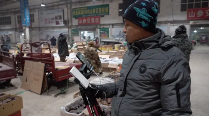 00后记者挑战做直播3场赚4千，这是什么概念？背后的一点思考