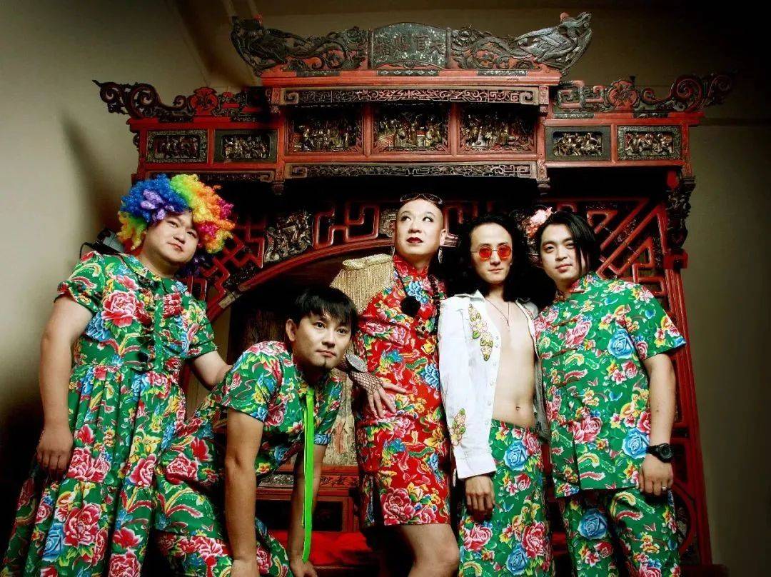“土豪最爱的”加拿大鹅，新品复刻东北花袄？宇宙的尽头果然是铁岭！网友：设计师是哪个屯的？