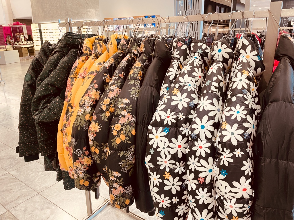 “土豪最爱的”加拿大鹅，新品复刻东北花袄？宇宙的尽头果然是铁岭！网友：设计师是哪个屯的？