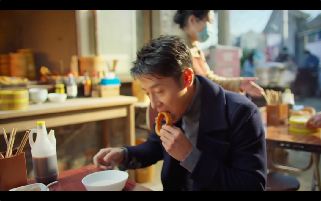 撒贝宁x何同学梦幻联动，vivo解锁科技背后的“人文之悦”