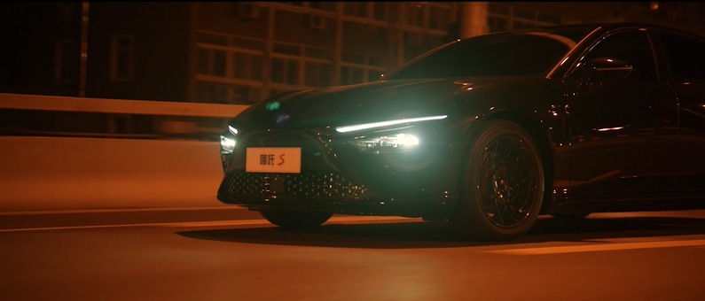 2023新势力“温情”出击，哪吒汽车从平凡生活中发现不平凡！