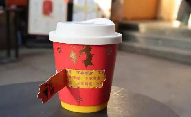 年轻人挤爆寺庙，周边太上头了！