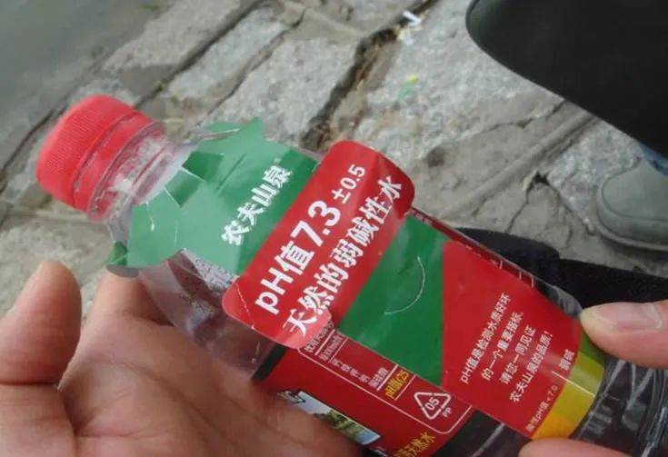 把水卖到50块一瓶，需要堆多少营销概念？
