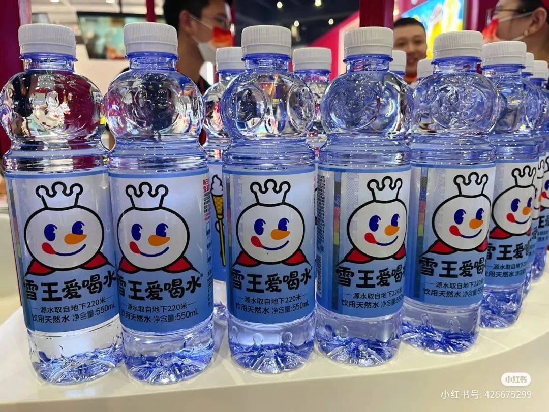 把水卖到50块一瓶，需要堆多少营销概念？