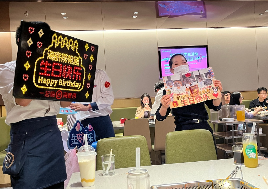 不装了，海底捞暴露本性